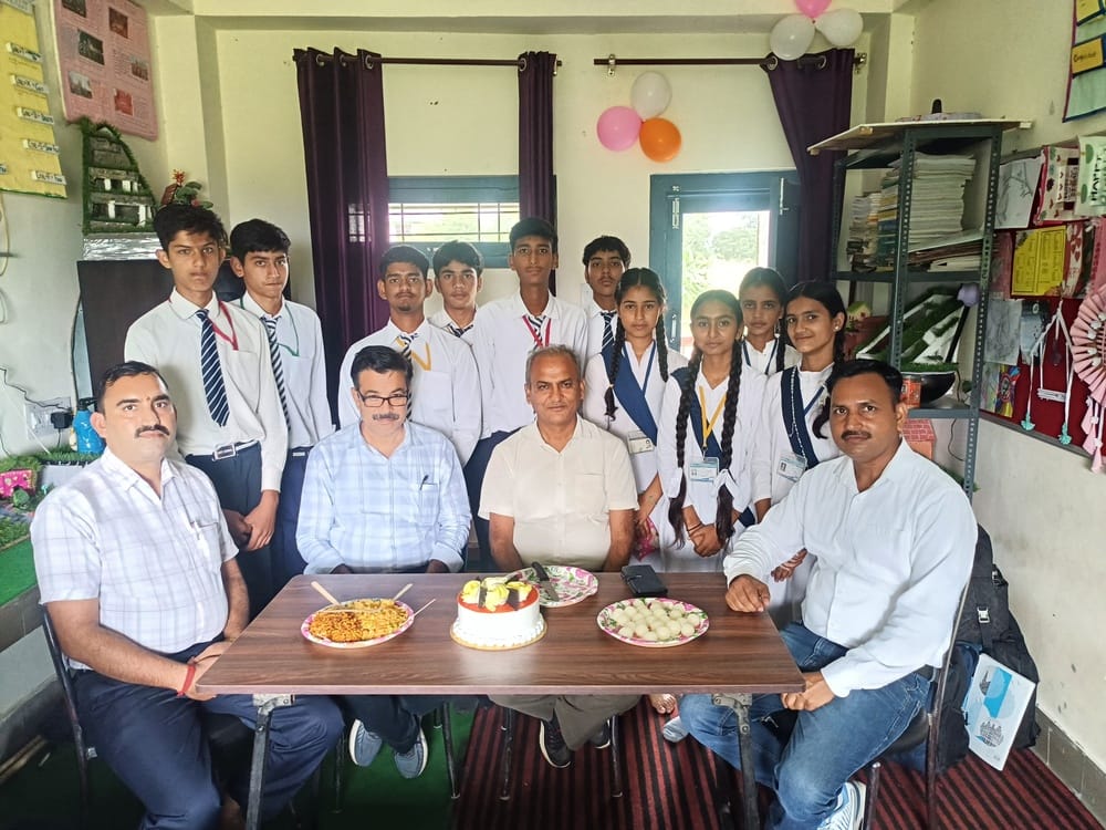 ऋषिकेश स्कूल में विश्व पर्यटन दिवस मनाते हुए विद्यार्थी व अन्य। स्रोत: स्कूल प्रबंधन।