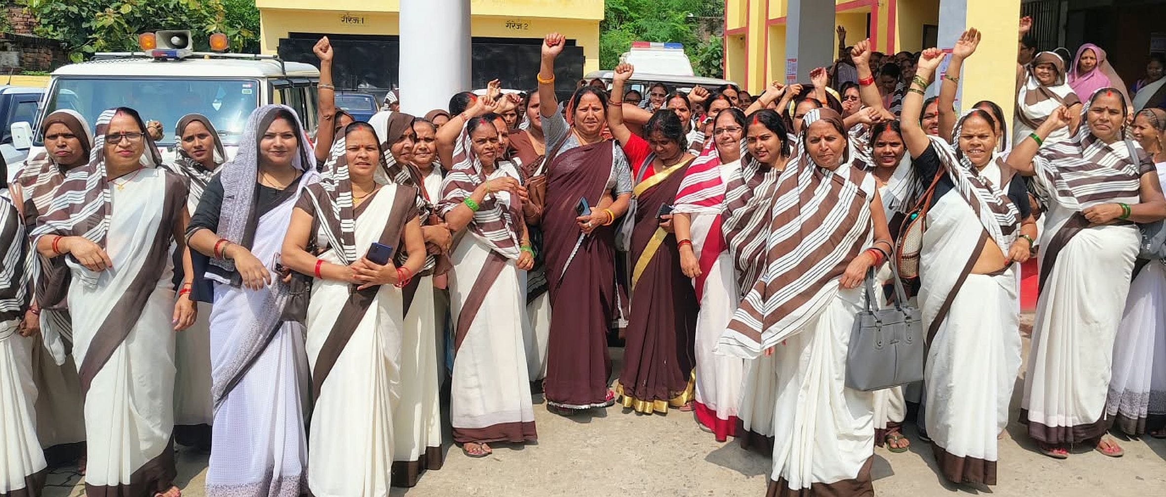 सीएमओ कार्यालय परिसर में प्रदर्शन करती आशा व संगिनी। -संवाद