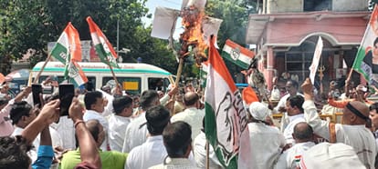 सीईसी का पुतला फूंकते कांग्रेस कार्यकर्ता,
