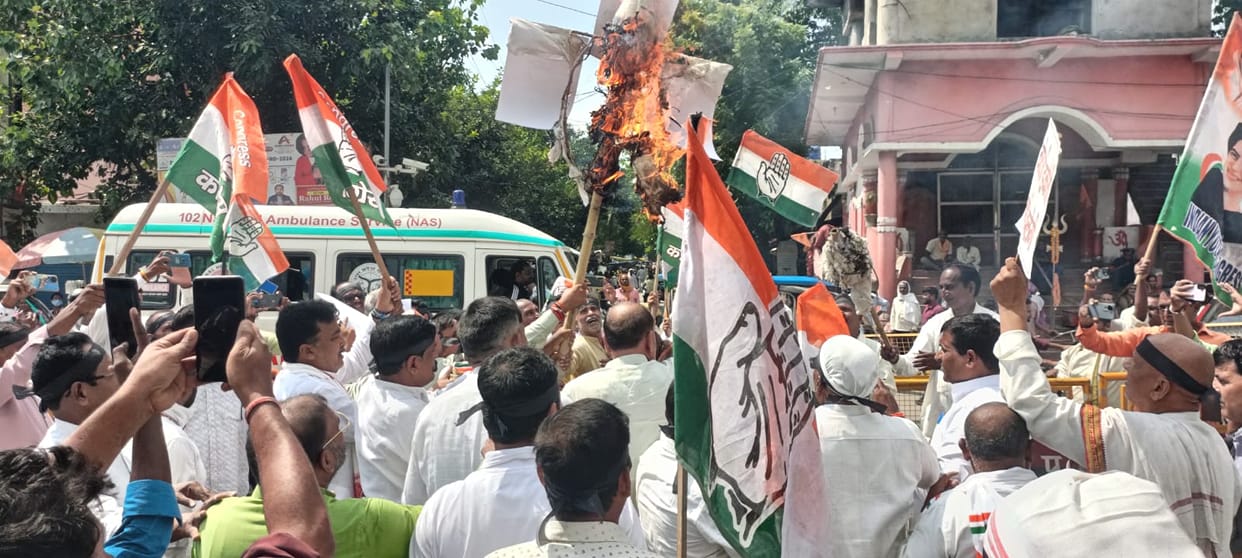 Congress workers stage protest; Election Commissioner's effigy burnt.