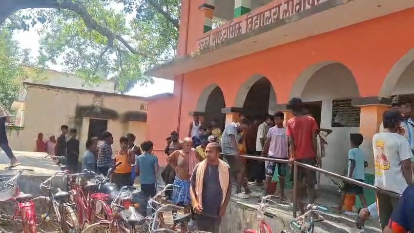 स्कूल में हंगामा करते लोग
