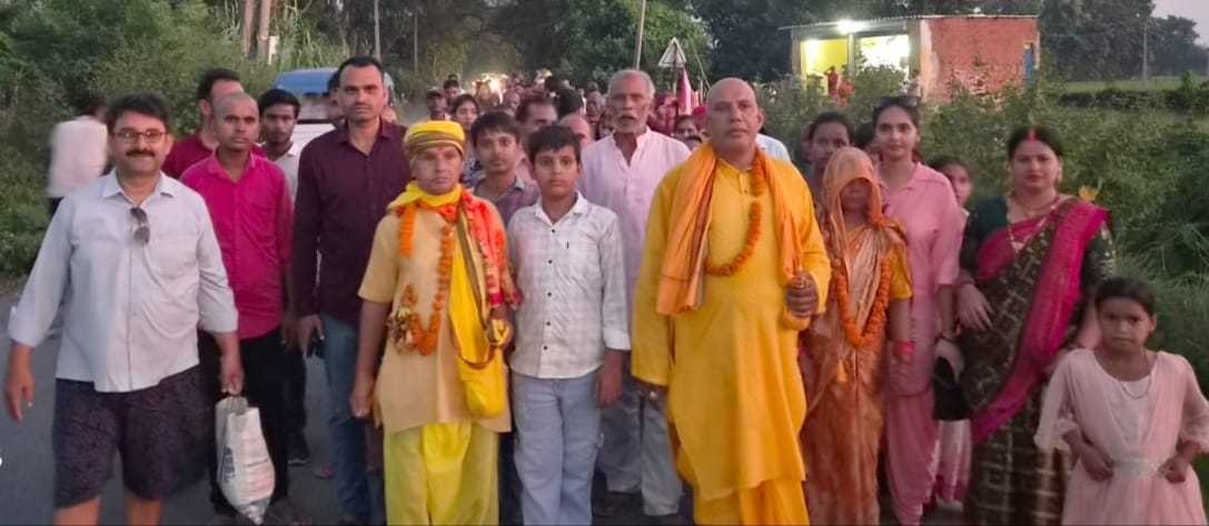 सकारपार क्षेत्र के सिसहनिया गांव से तीर्थयात्रा के लिए रवाना होते श्रद्धालु। संवाद