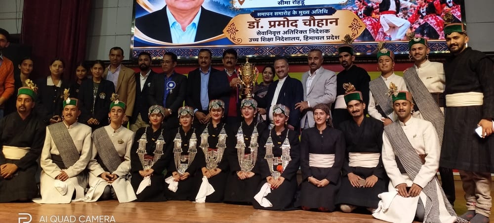 सीमा कॉलेज मे आयोजित इंटर कॉलेज यूथ फेस्टिवल मे विजेता टीम को पुरस्कार देते हुए