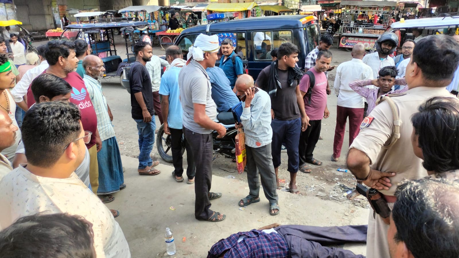 सैनी चौराहे पर दिव्यांग की मौत के बाद जुटी लोगों की भीड़। संवाद