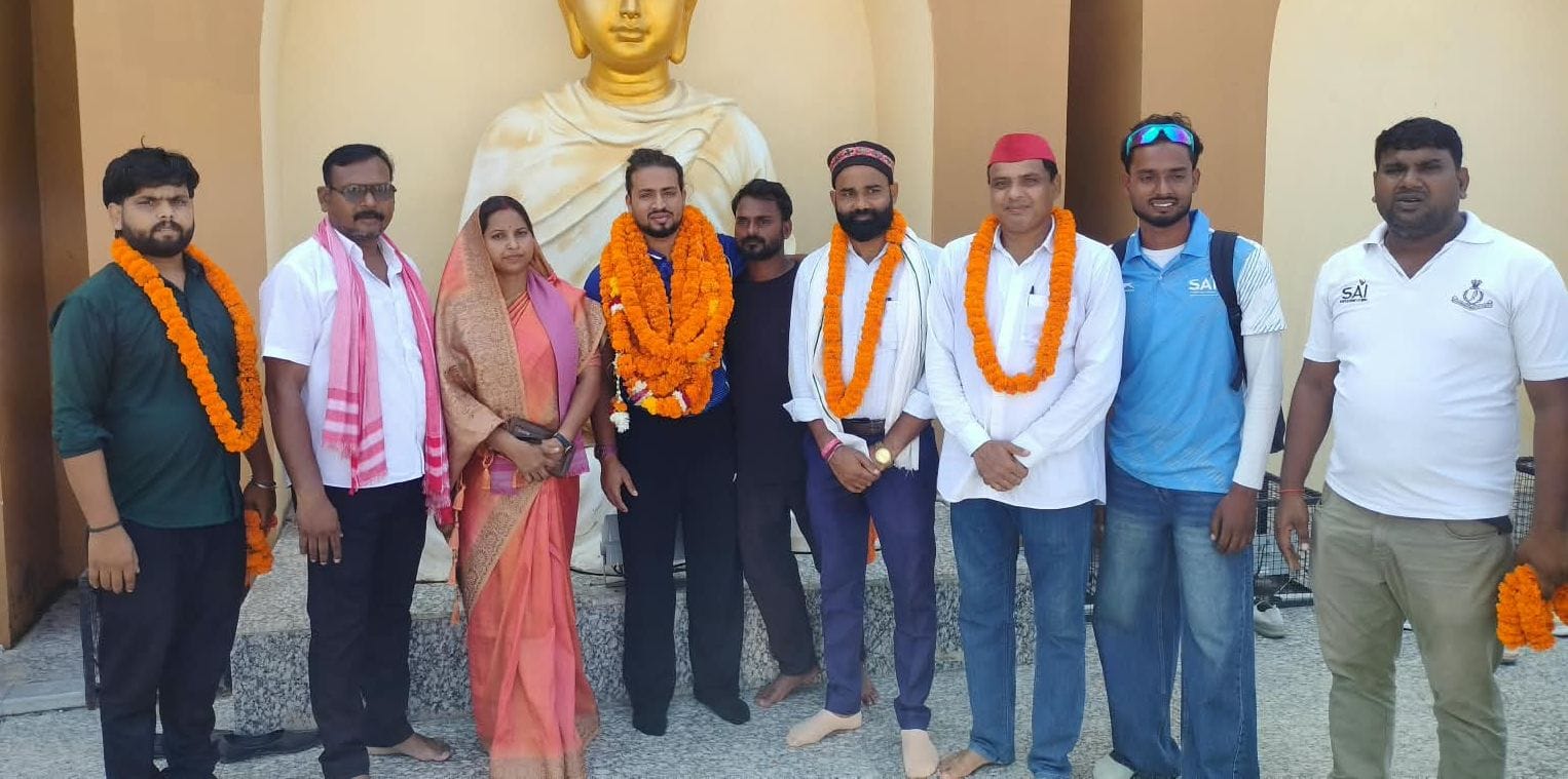 सिद्धार्थनगर रेलवे स्टेशन पर खिलाड़ी प्रदीप चौरसिया का स्वागत करते खिलाड़ी। स्रोत विज्ञप्ति