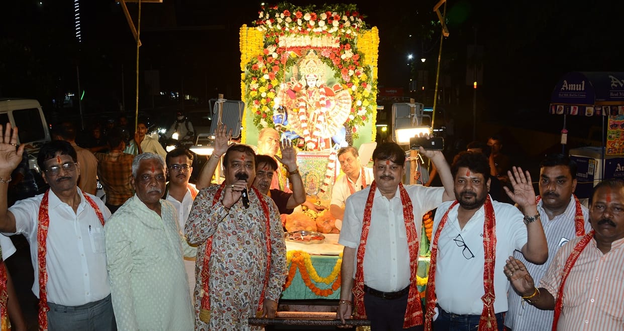 Shri Shyam Baba's chariot procession taken out amidst the beating of drums and nagaras.
