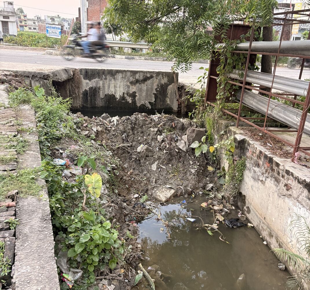 शहर के जय किसान इंटर कॉलेज में एनएच से जा रहे पानी को प्रशासन द्वारा रोका गाय। संवाद