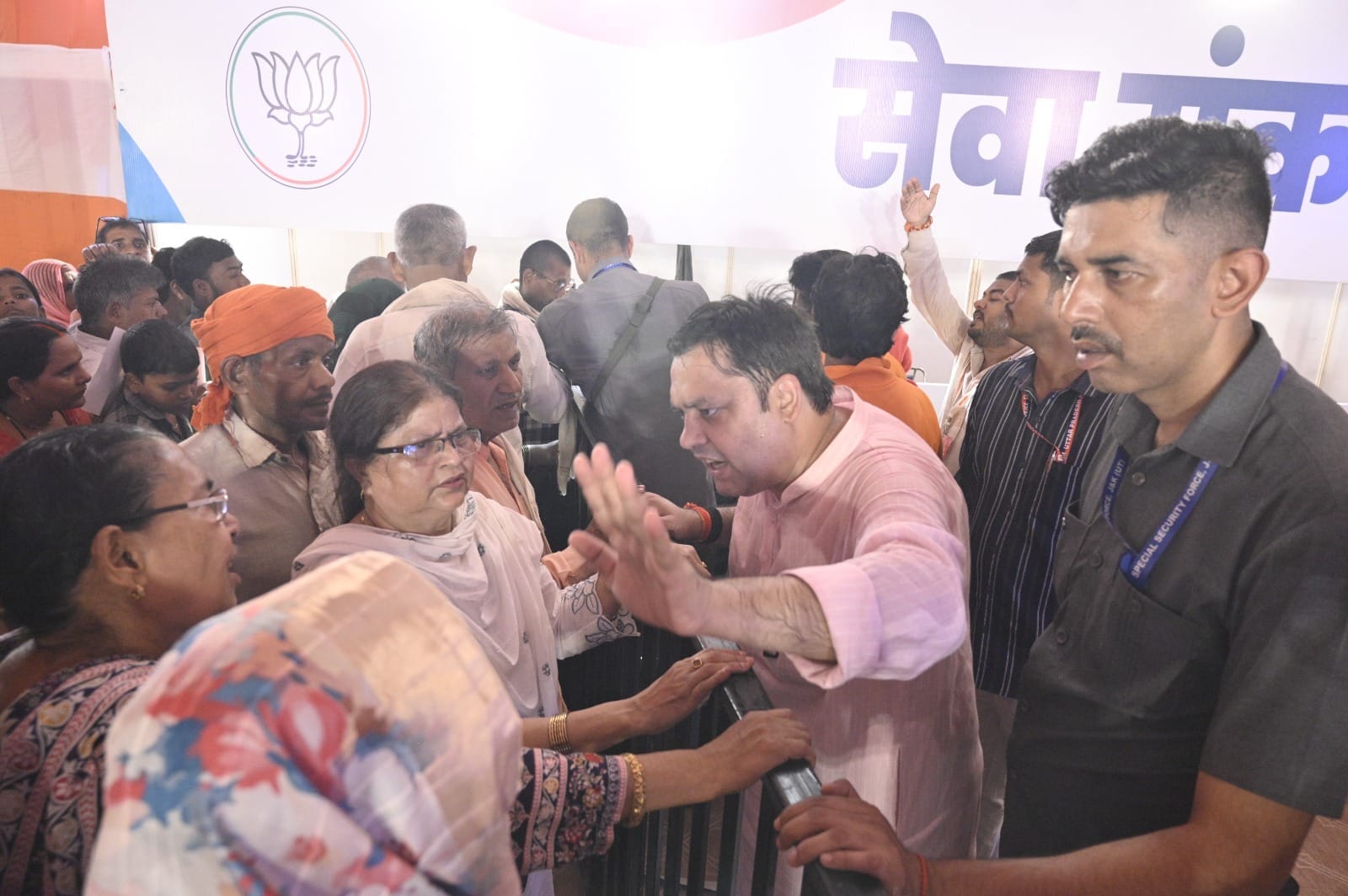 शहर के लंका मैदान में सेवा संकल्प स्वास्थ्य शिविर में पहुंची महिलाओं को जानकारी देते शिविर के आ