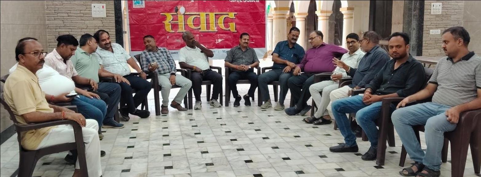 शहर के मारवाड़ी धर्मशाला में संवाद करते व्यापार मंडल के लोग। संवाद