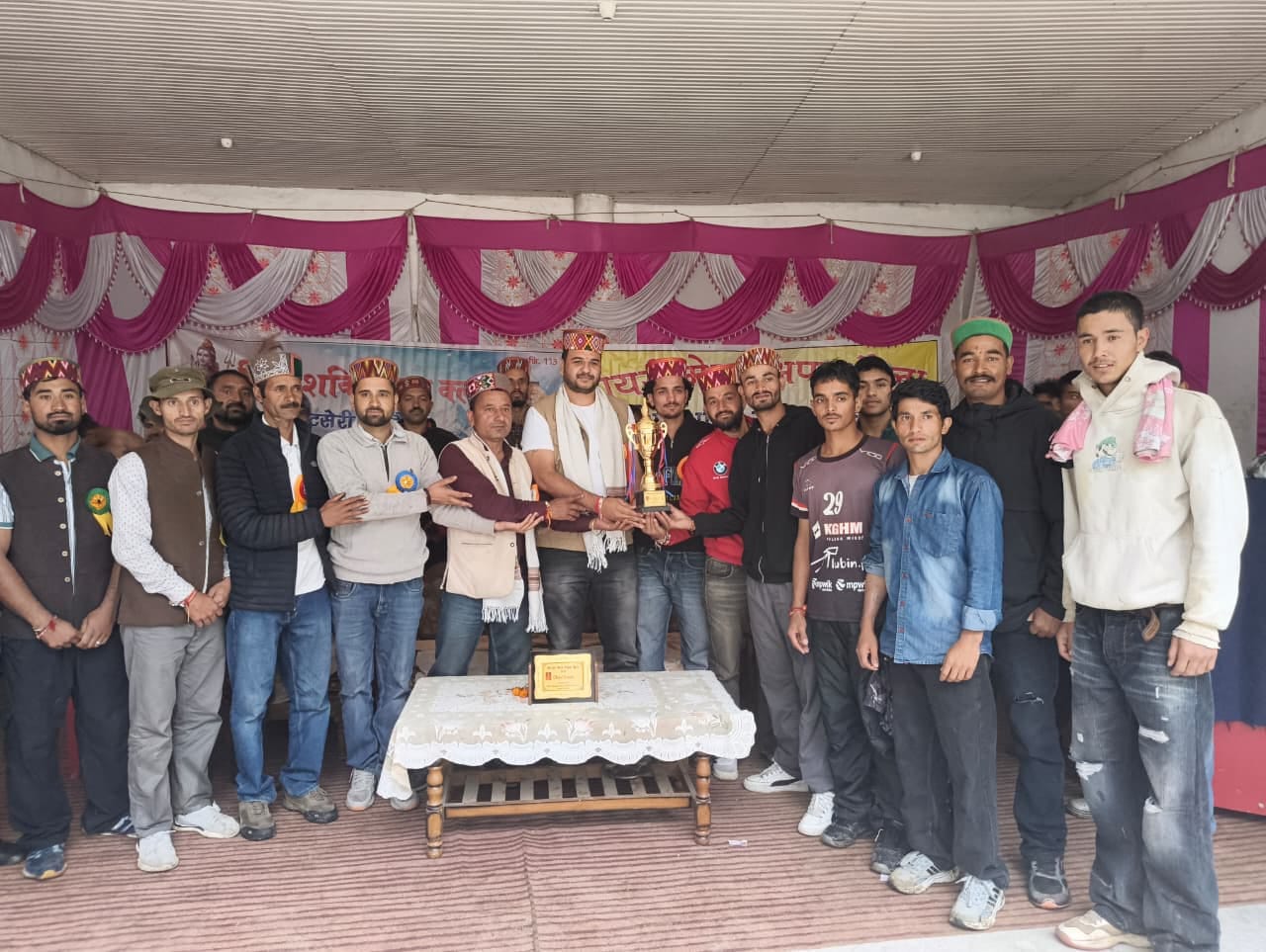 शौयरी उपरैला मेला के दौरान वॉलीबाल प्रतियोगिता की विजेता टीम पुरस्कार प्राप्त करती हुई। आयोजक