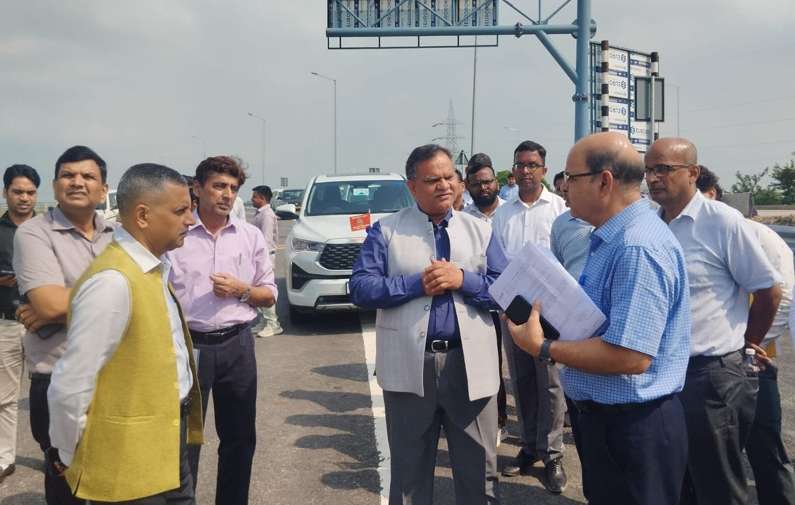 ट्रांसमिशन एक्सईएन से जानकारी लेते स्टेट ट्रांसफाॅर्मेशन कमीशन के मुख्य कार्यकारी अधिकारी। संव