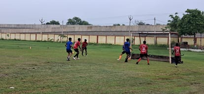टेवां स्थित जिला स्पोर्ट्स स्टेडियम में हॉकी का अभ्यास करते खिलाड़ी। संवाद