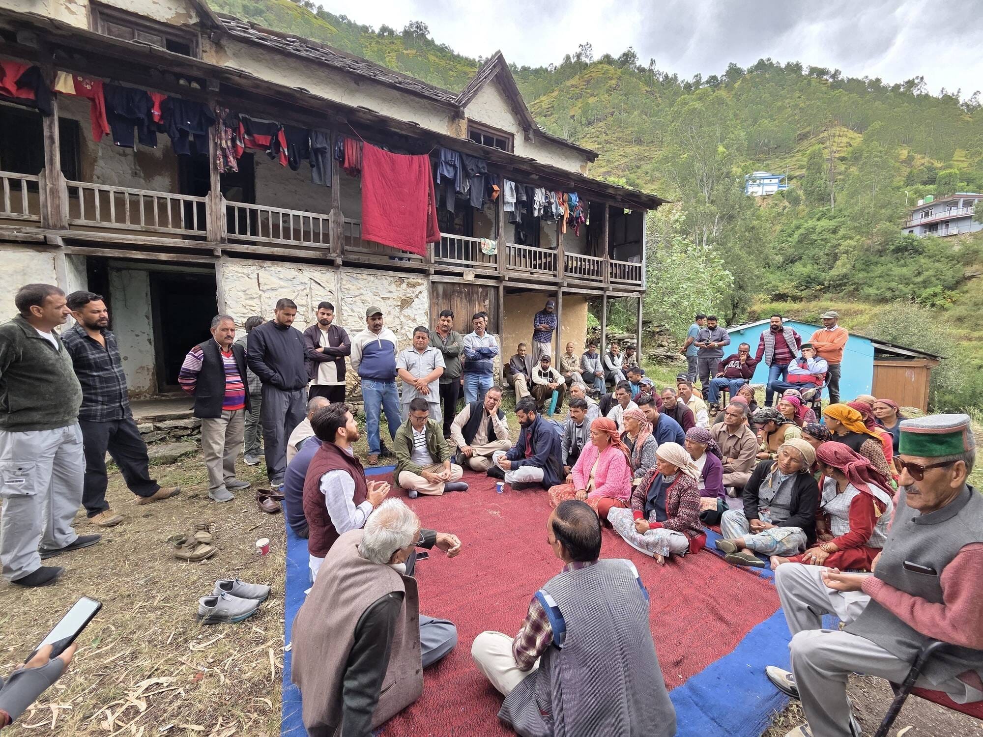देहरा पंचायत में लूहरी परियोजना प्रभावितों की समस्याएं सुनते विधायक लोकेंद्र कुमार।