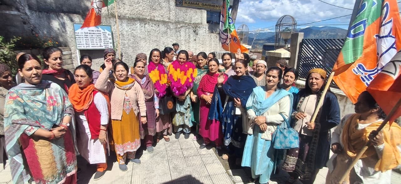 ठियोग में महिला मोर्चा की बैठक में मौजूद प्रदेशाध्यक्ष और अन्य। स्रोत : पार्टी
