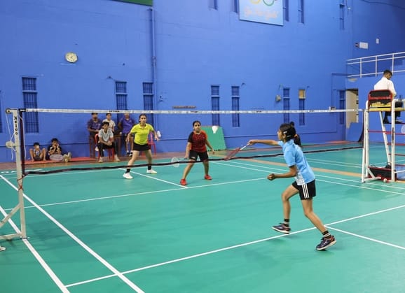 धर्मशाला के इंडोर स्टेडियम में जिला स्तरीय मिनी और सब जूनियर बैडमिंटन प्रतियोगिता के युगल मुकाब