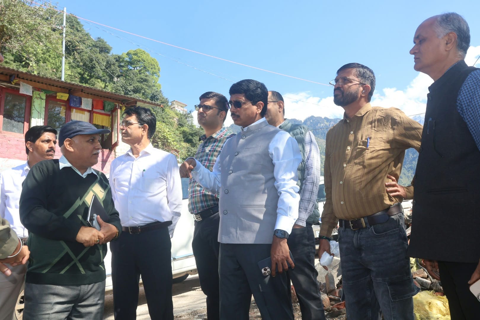 धर्मशाला के खड़ा डंडा रोड़ का निरीक्षण करते अंतर-मंत्रालयी केंद्रीय दल के सदस्य। -स्रोत: प्रशास