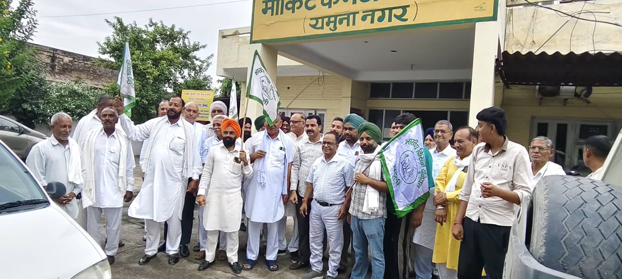 Farmers protest at the Market Committee Chairman's office