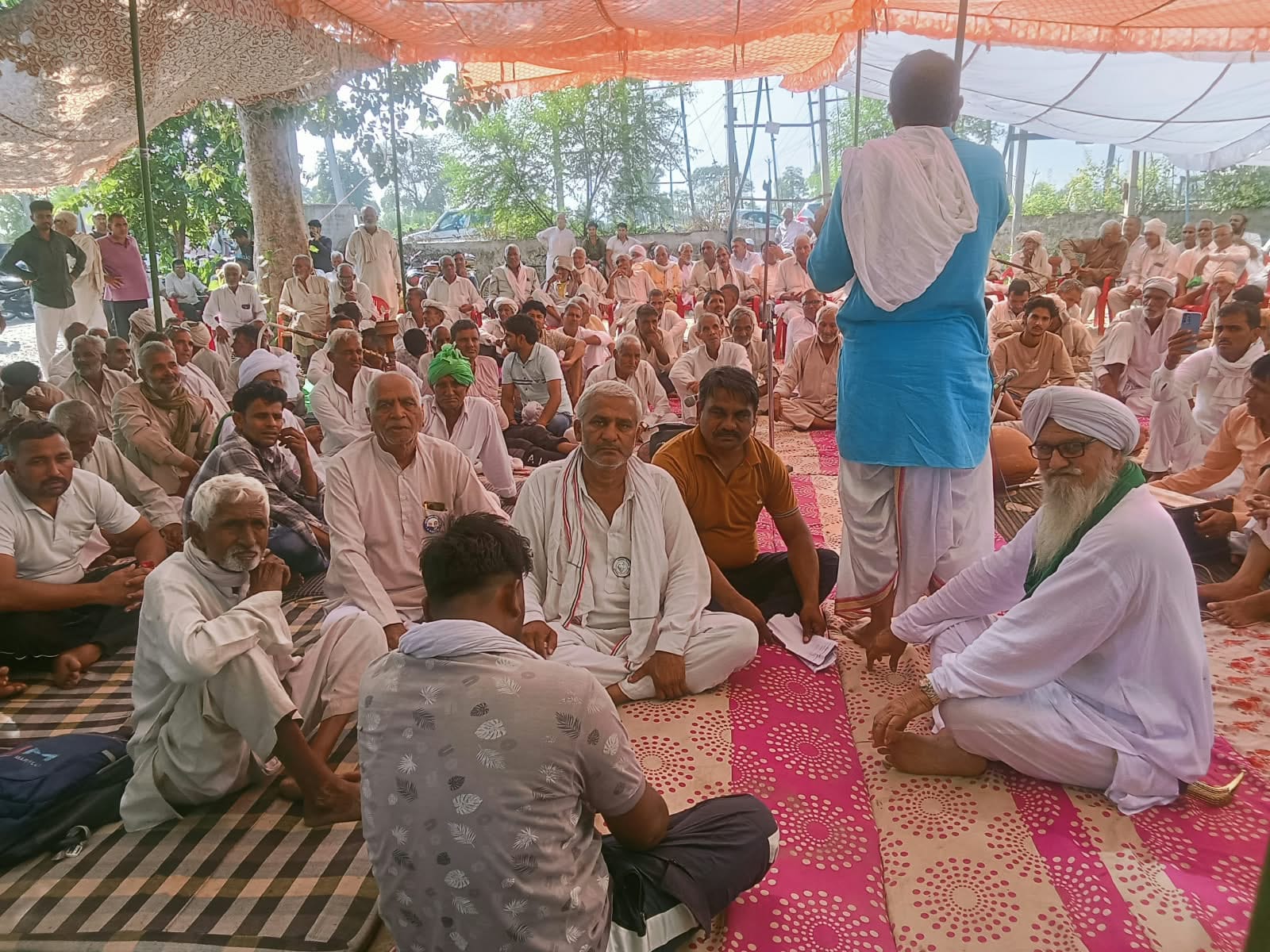 29 सफीदों 4गांव हाट में 10वें दिन धरने पर बैठे हुए किसान व ग्रामीण। स्रोत किसान