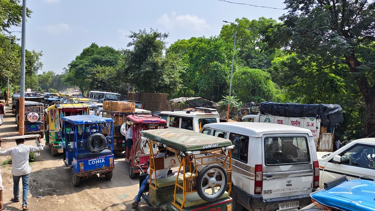 Chitrakoot News: कर्वी के पुराने पुल पर भारी वाहनों की रोक, 20 की स्पीड तय