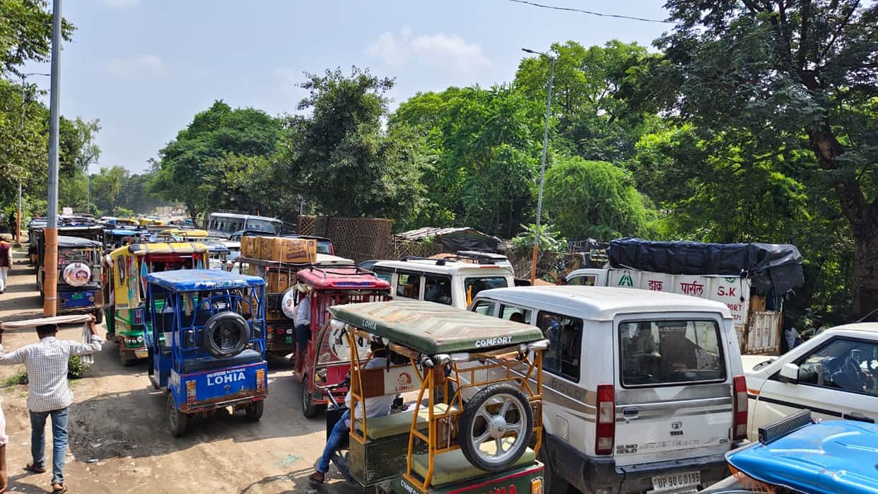 Heavy vehicles banned on Karvi's old bridge; speed limit set at 20.