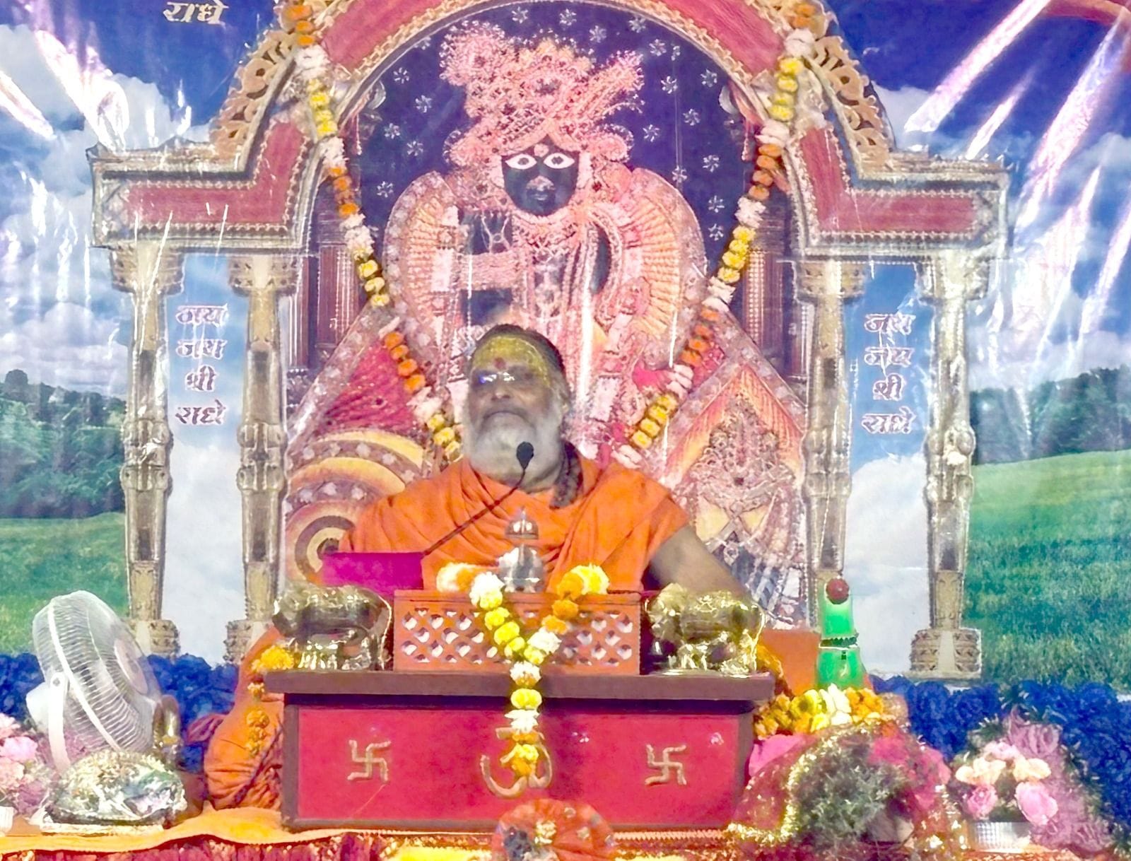 29जेएनडी19: श्रद्धालुओं को कथा का संदेश देते स्वामी कैवल्यानंद सरस्वती महाराज। आयोजक
