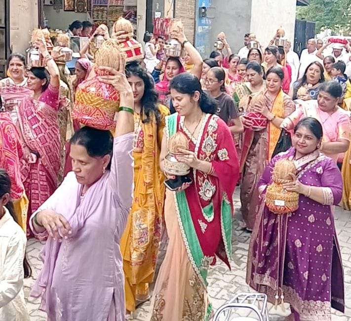 29जेएनडी20 : श्रीरामायण पाठ महोत्सव की कलश यात्रा में शामिल महिलाएं। आयोजक