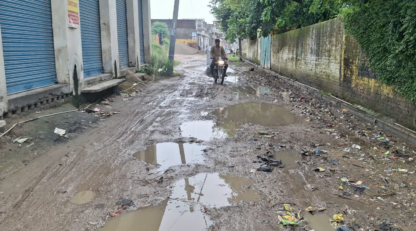 अफजलगढ़ में गाजी काॅलोनी में खस्ताहाल कच्चा मार्ग। संवाद (पड़ताल के साथ)