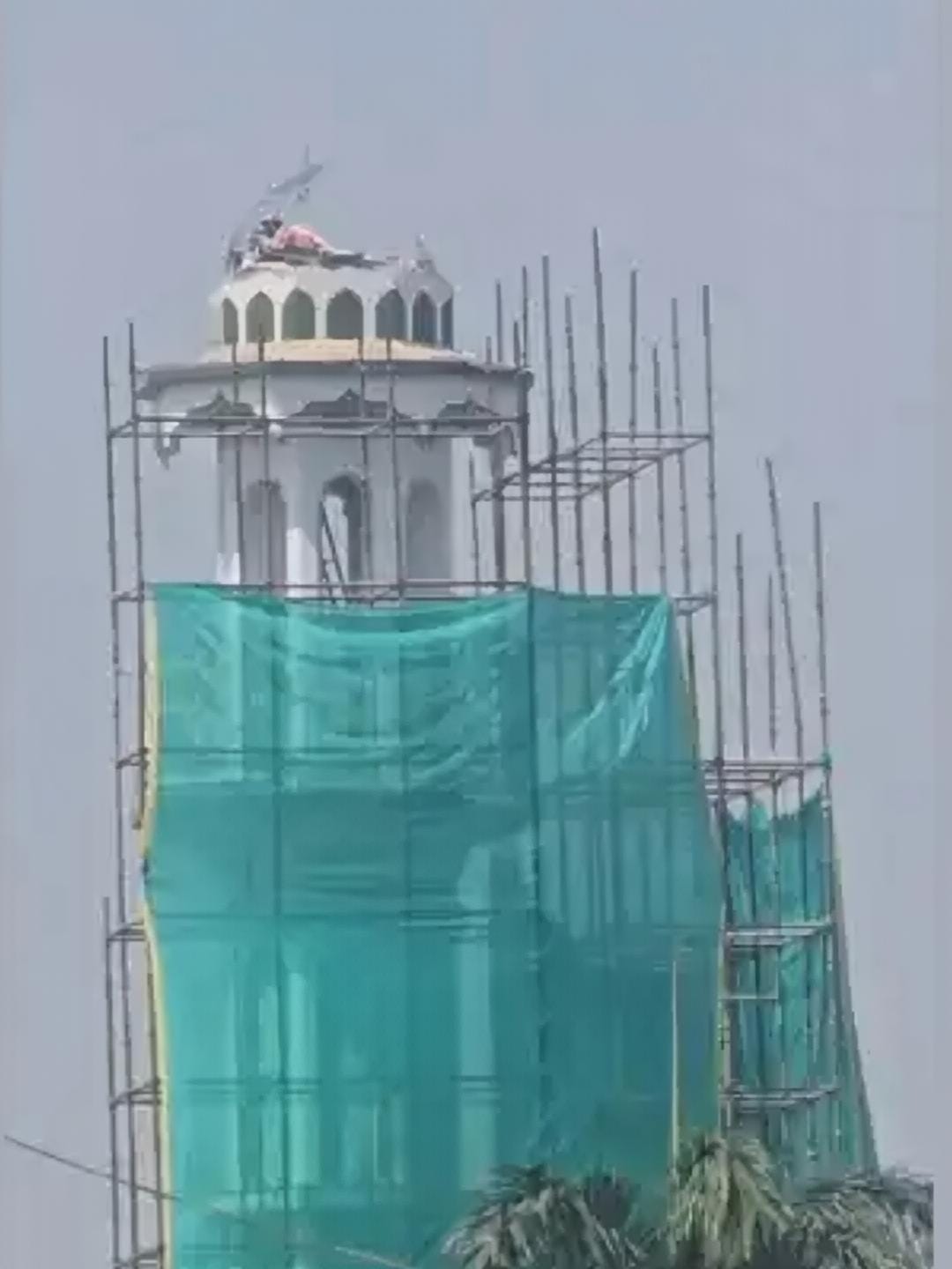 ऐसे तोड़ा जा रहा मस्जिद का चौड़ीकरण की जद में आया हिस्सा