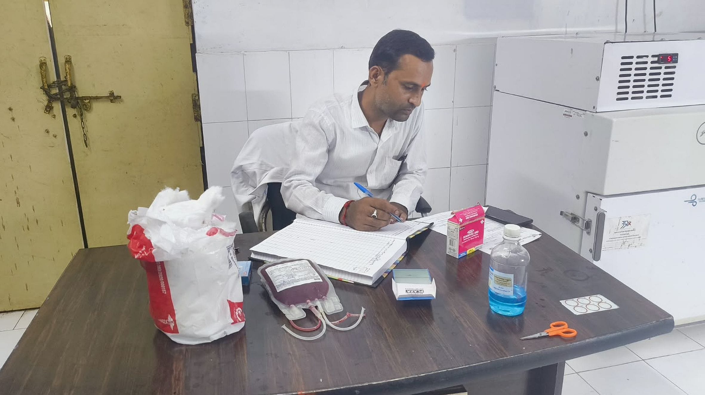 अमेठी सीएचसी में ब्लड स्टोरेज यूनिट में काम करते स्वास्थ्य कर्मी। स्रोत: विभाग