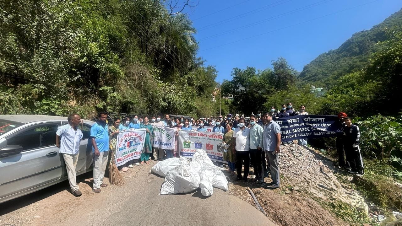 बिलासपुर शहर में नगर परिषद की ओर से चलाए स्वच्छता अभियान में विद्यार्थियों की ओर से इकट्ठा किया