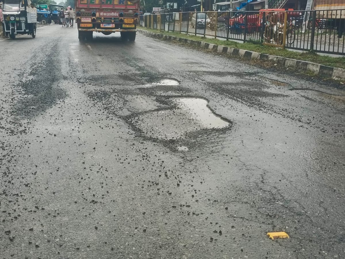 Shahjahanpur News: बारिश से एनएच-730 सी की खुली पोल, फिर उभरे गड्ढे