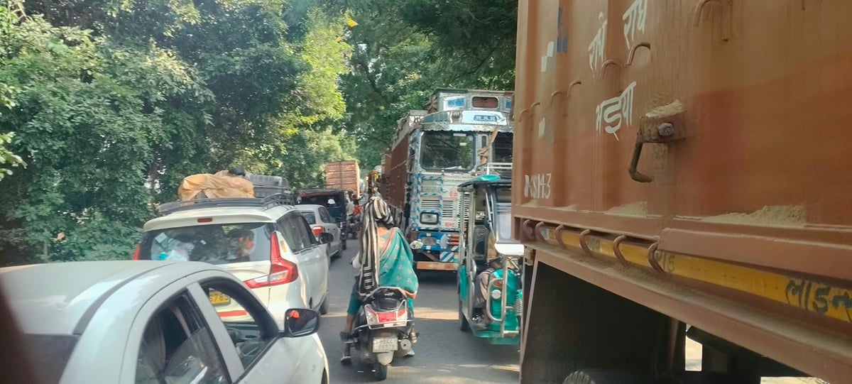 Ghazipur News: ट्रक का धूरा टूटा, डेढ़ घंटे लगा जाम