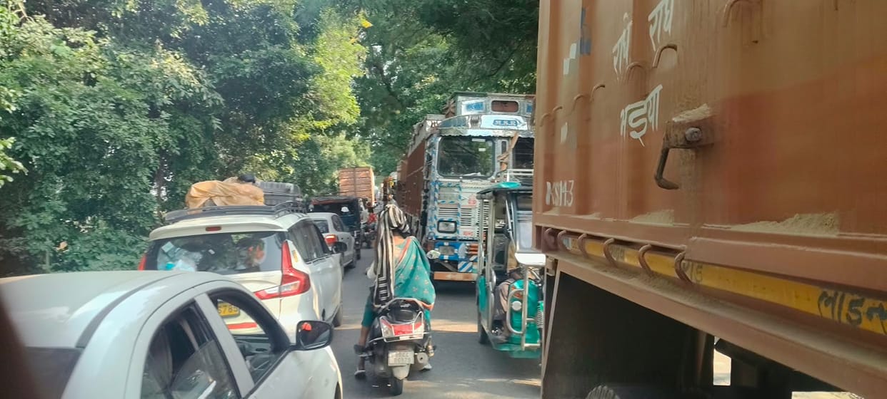Truck axle breaks; traffic jam lasts an hour and a half.