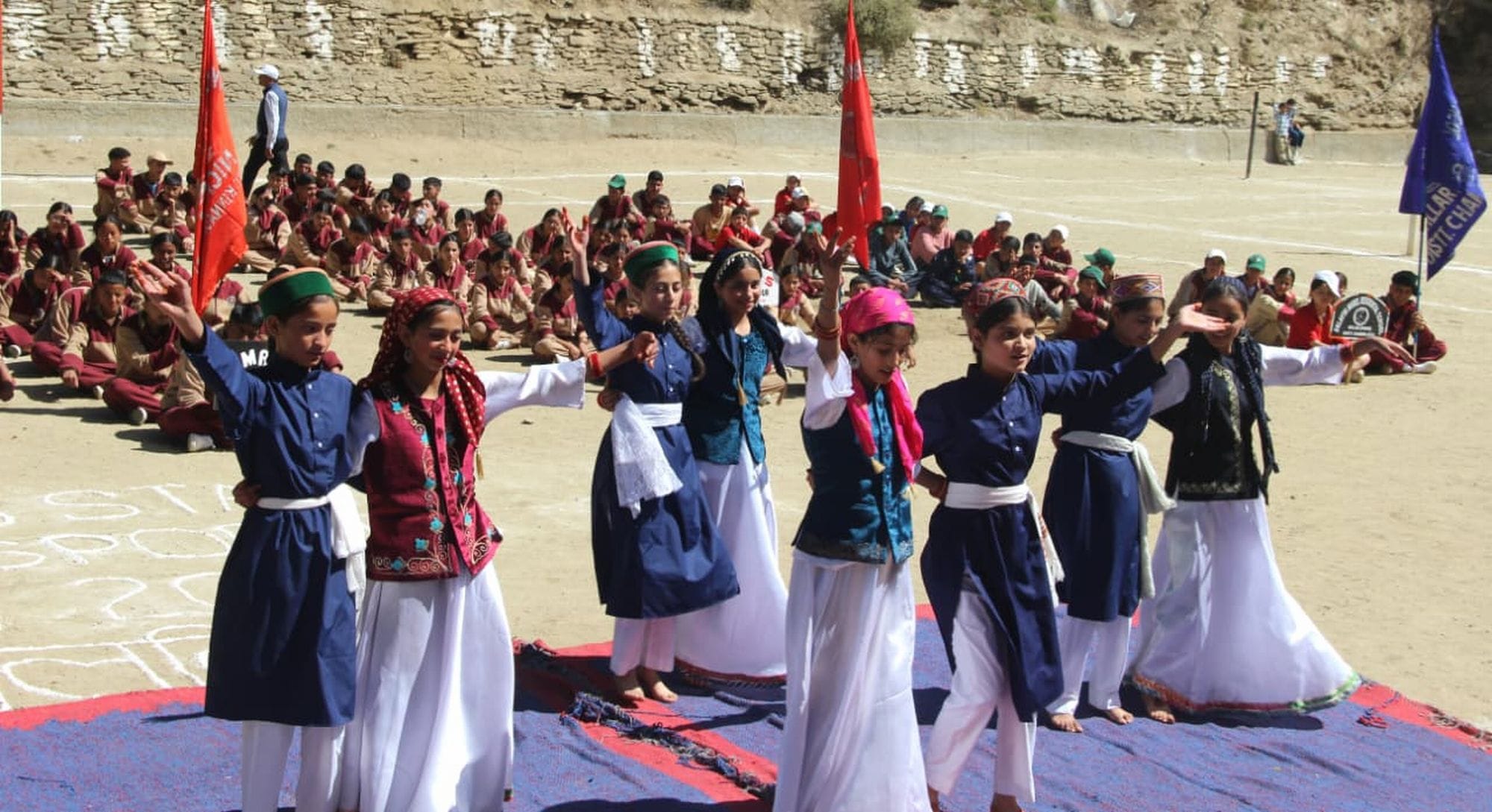 चंबा के पांगी में खेलकूद प्रतियोगिता के समापन पर प्रस्तुति देती छात्राएं।स्रोत जागरूक पाठक