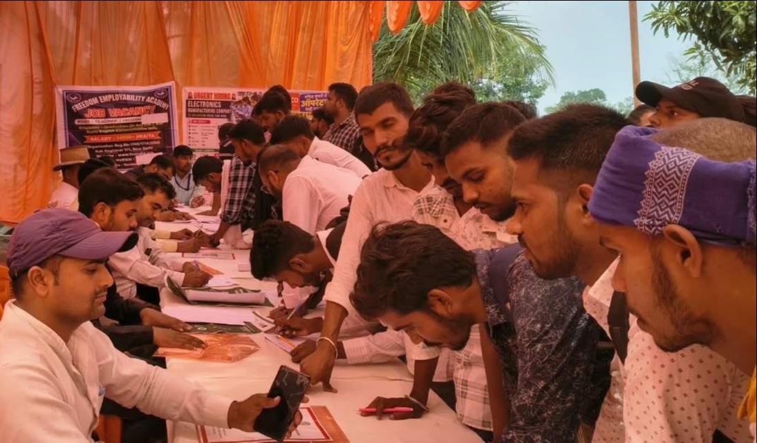 Chandauli News: रोजगार मेले में 1380 युवाओं ने लिया हिस्सा, 696 को मिला जॉब ऑफर