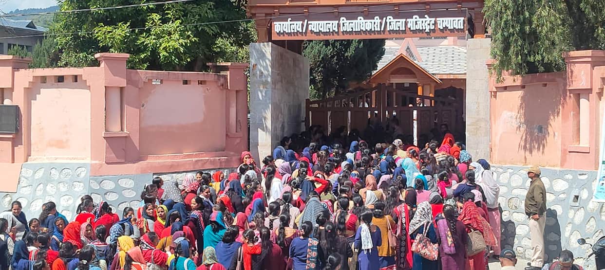 Rally of outrage held for two-point demands, including an increase in honorarium.