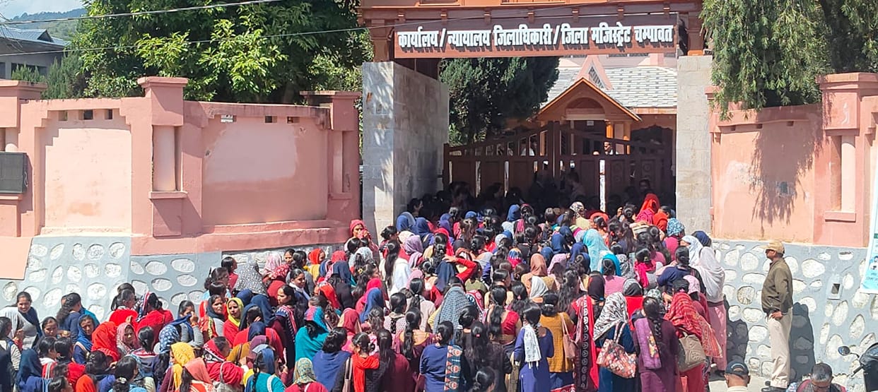 Rally of outrage held for two-point demands, including an increase in honorarium.