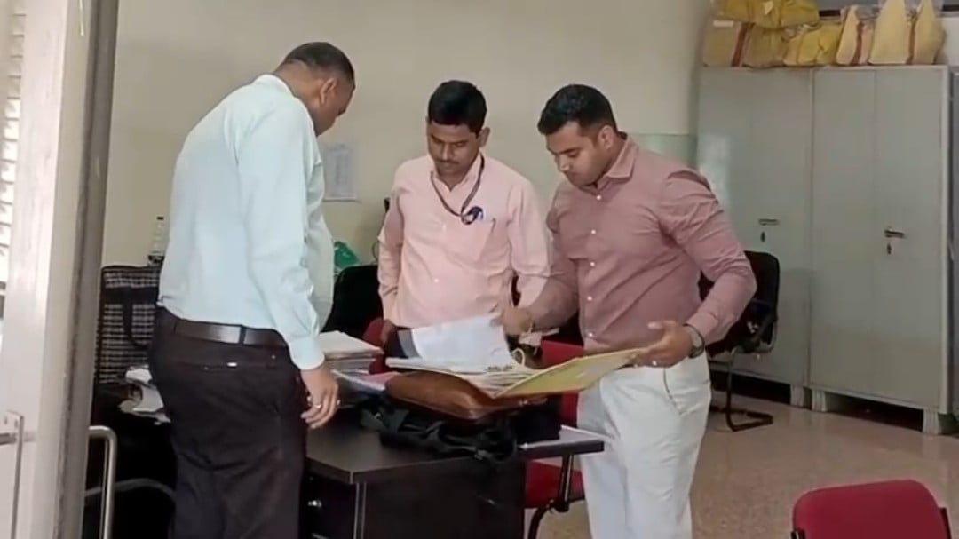दस्तावेजों की जांच करती सीबीआई