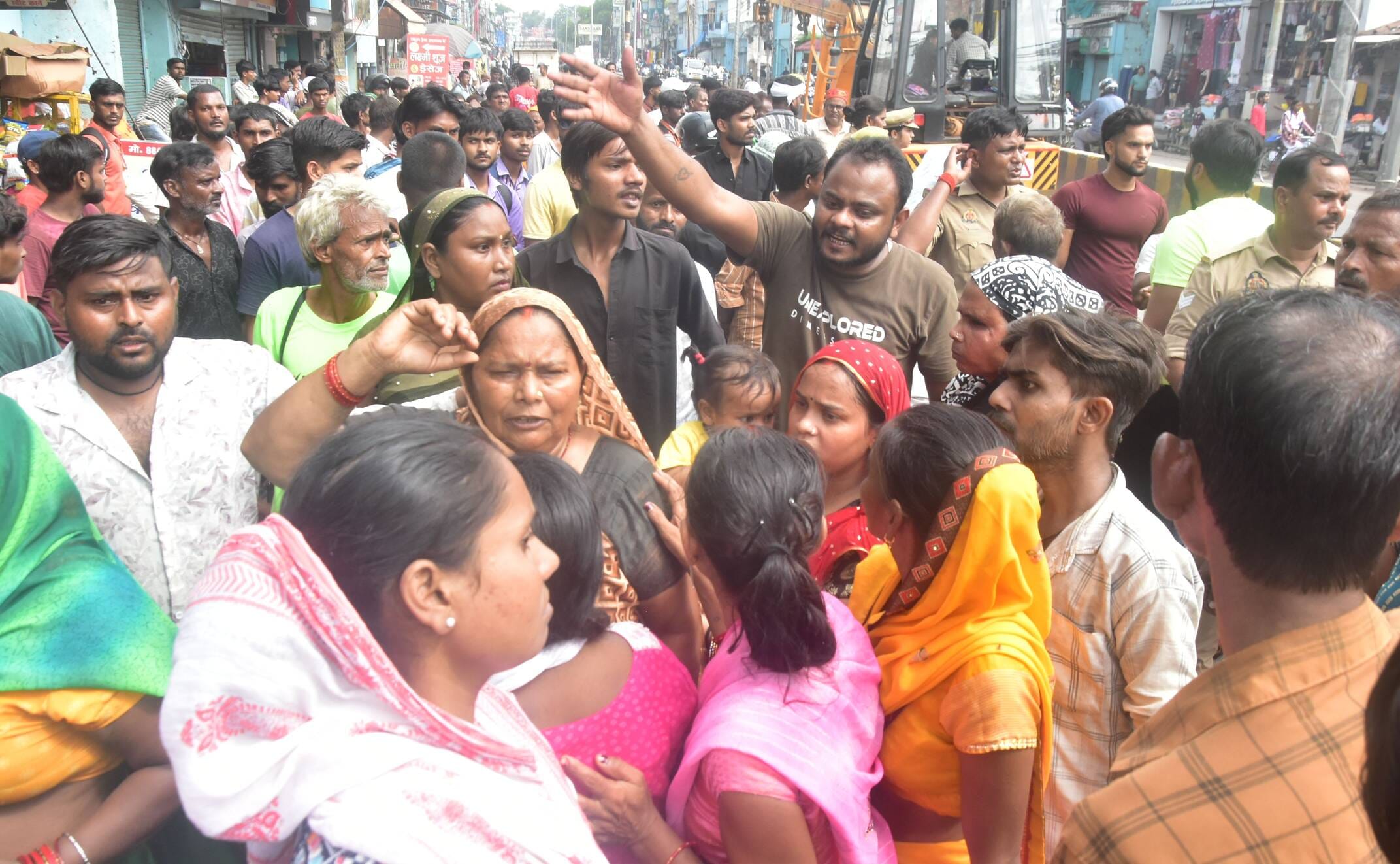 छात्र की मौत के बाद सुलेमसरॉयबाजार में सड़क जाम करते लोग।अमर उजाला।