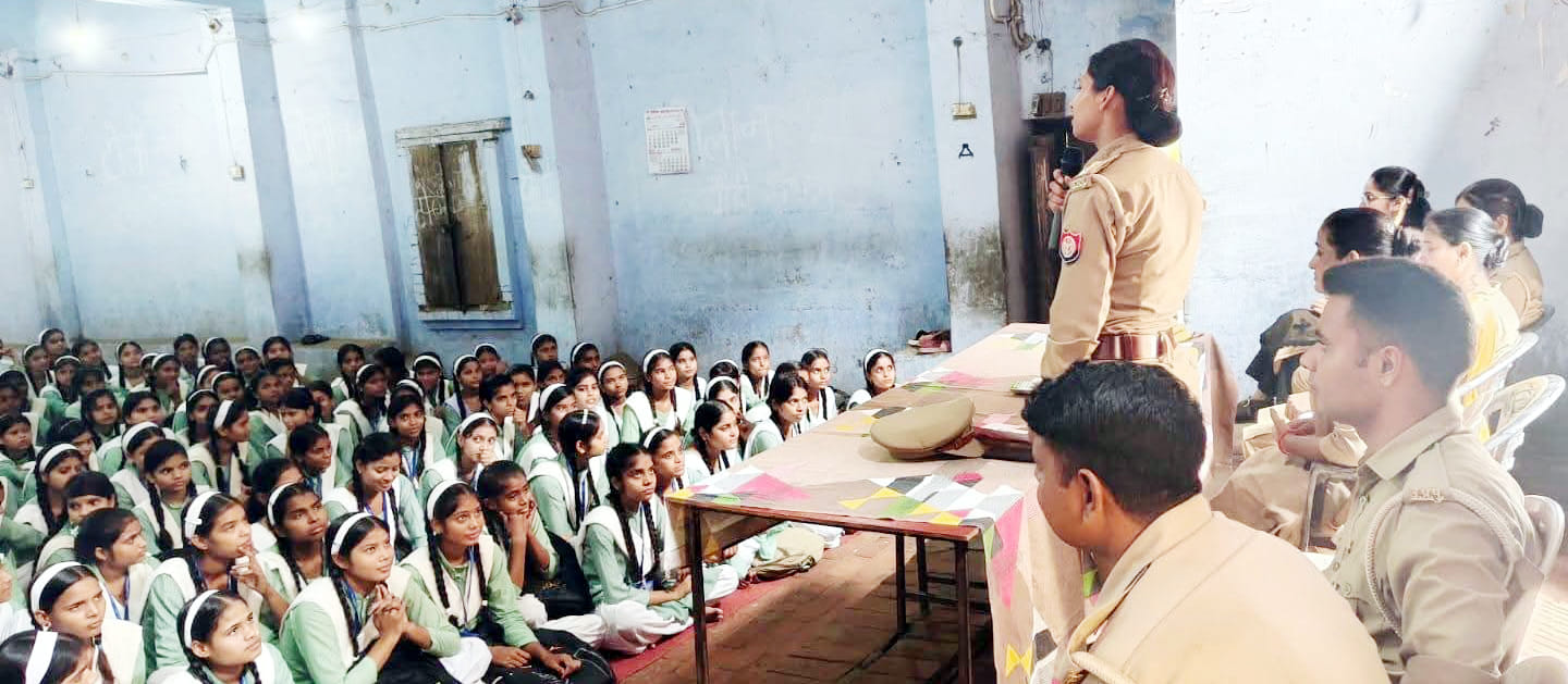 छात्राओं को जागरुक करती एसआई रचना देशवाल। संवाद
