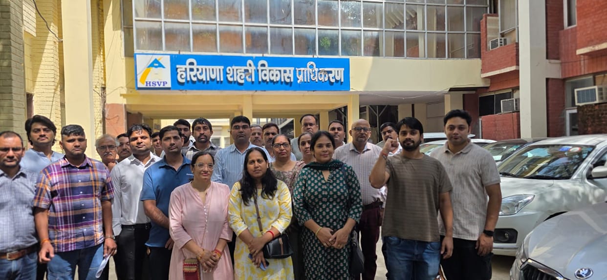 Imperia Ashiyara allottees staged a protest at the HUDA office.