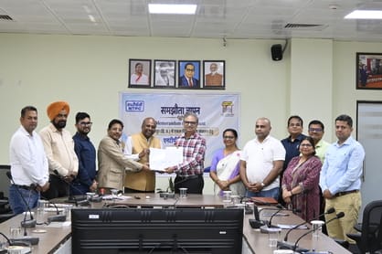 एनटीपीसी और भारत लोक शिक्षा परिषद के बीच हुए समझौते के दौरान मौजूद अधिकारी। स्रोत: एनटीपीसी