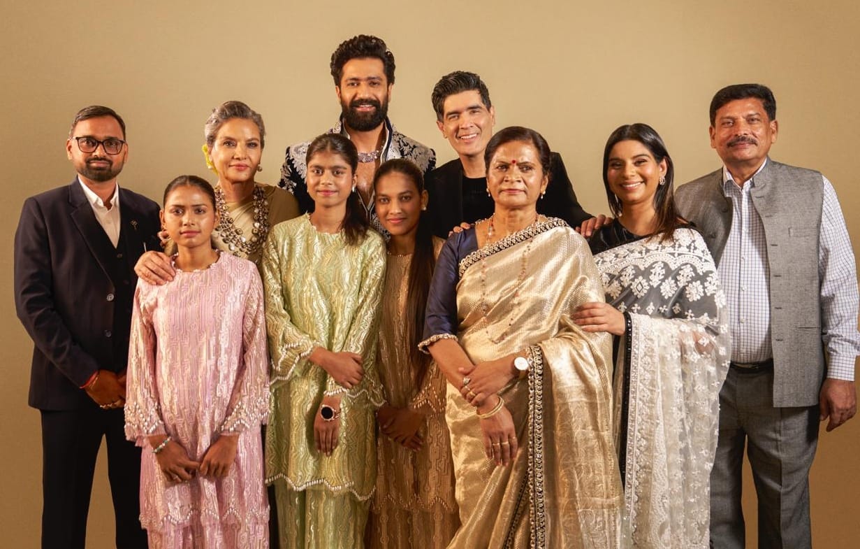 फैशन शो में शबाना आजमी सहित मेजवां की बेटियों संग कलाकार। स्रोत-सोसाइटी
