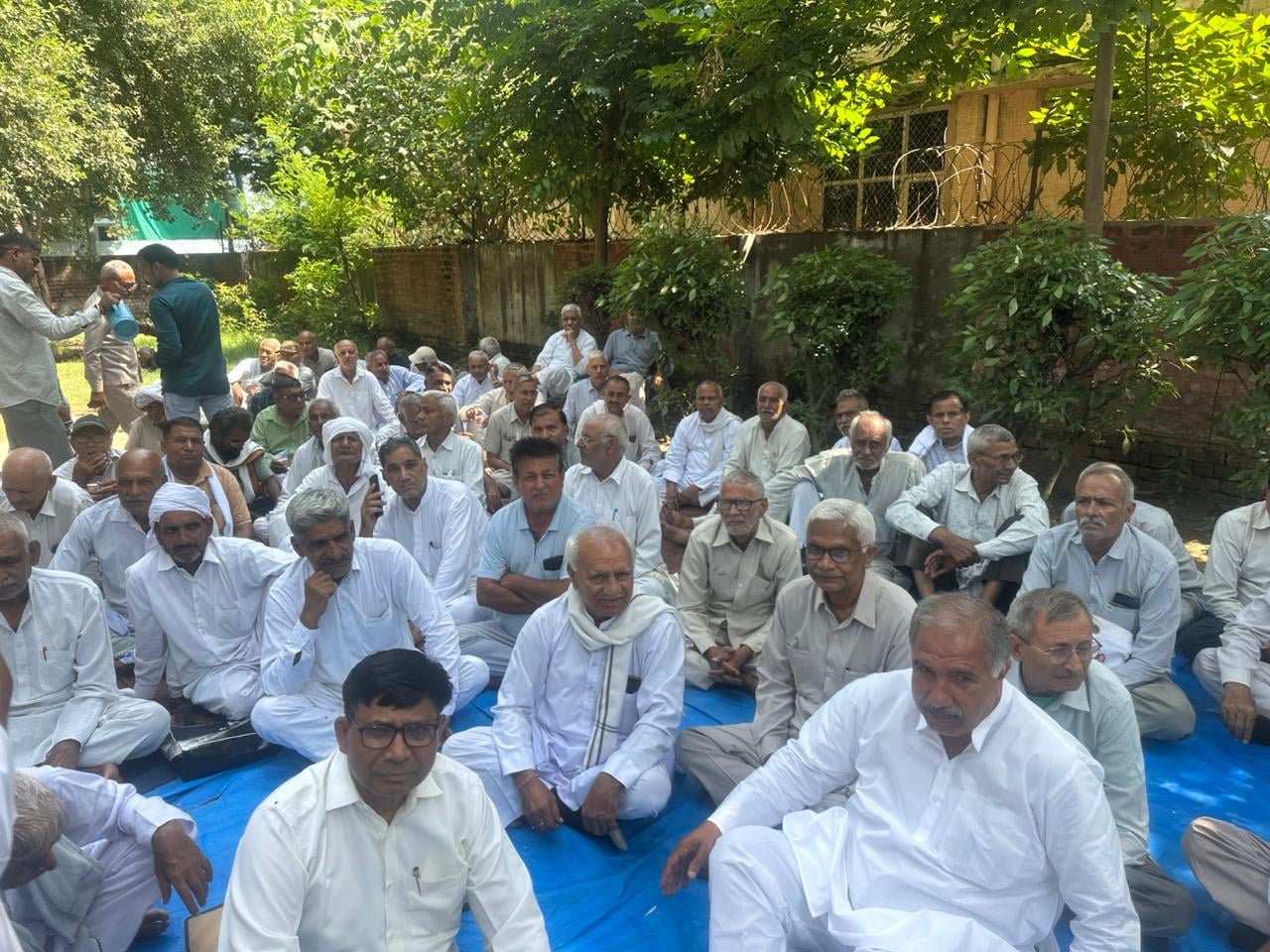 फोटो 09: सोनीपत लघु सचिवालय परिसर में 24 घंटे के महापड़ाव के दौरान धरने पर बैठे पेंशनरों को समर