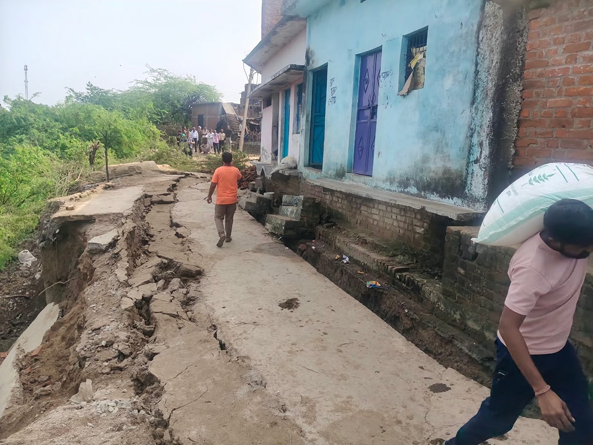 Jalaun News: नारेघाट की मुख्य सड़क धंसी, मकान कराए गए खाली