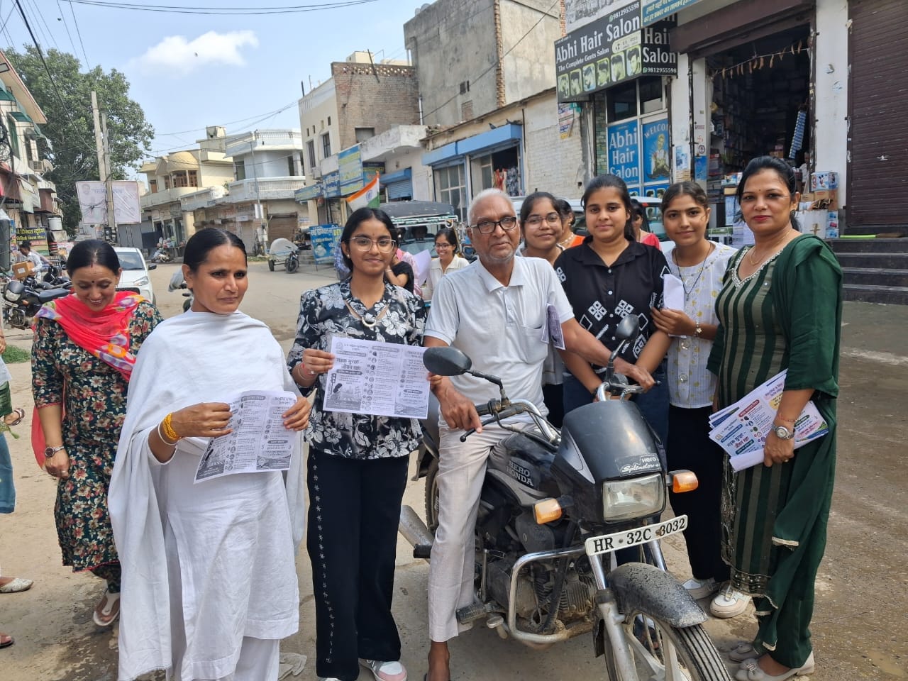 फोटो 2 नरवाना। सड़क सुरक्षा के प्रति जागरूक करते हुए छात्रा। स्रोत संस्थान।