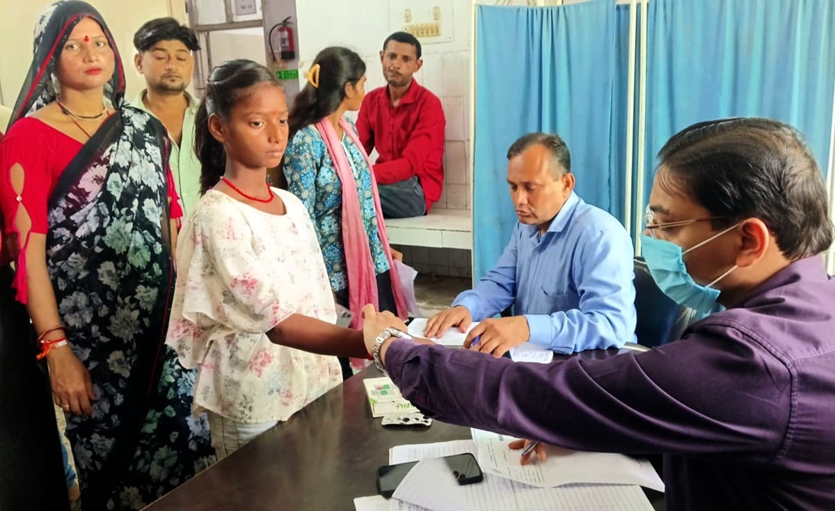Mahoba News: मौसम में बदलाव से सर्दी-खांसी के साथ बढ़े त्वचा के मरीज
