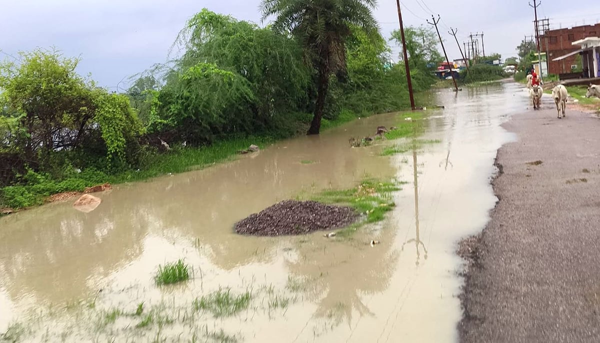 Mahoba News: बारिश से समस्याएं अपार, बह गईं सड़कें, रास्ता कैसे हो पार