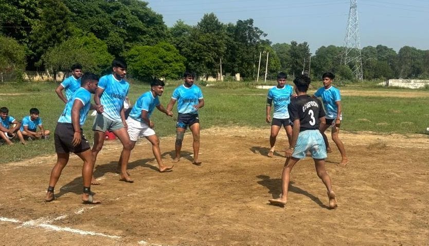 फोटो 29जेएनडी13-कबड्डी में जीत के लिए पसीना बहाते हुए खिलाड़ी। स्रोत कोच