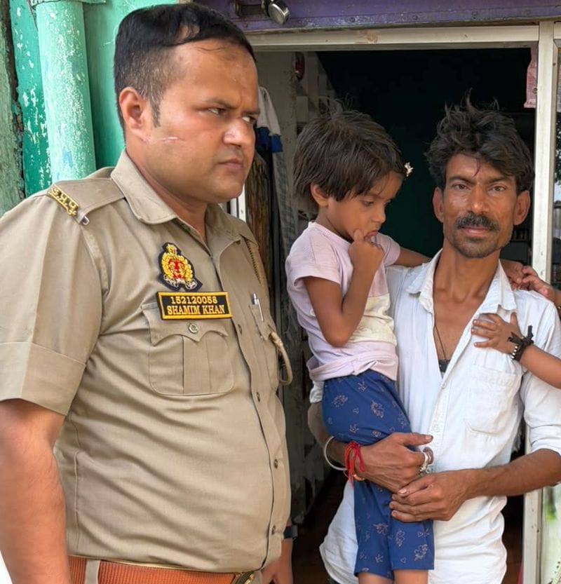 Police reached the family of the innocent girl, who had lost her way, by following her gestures.
